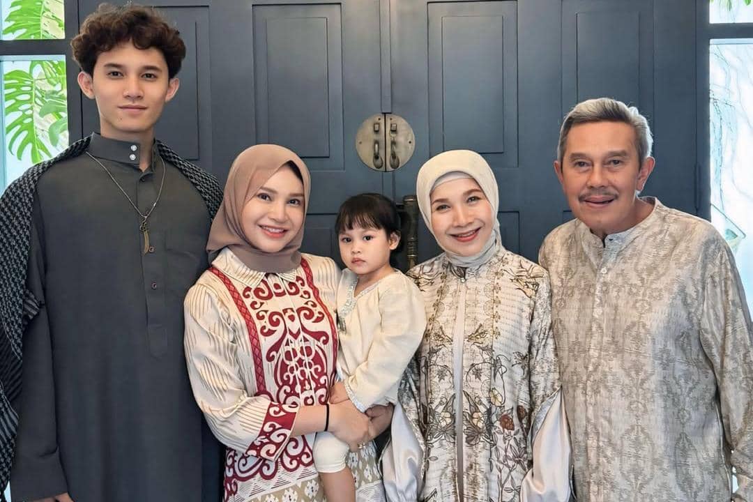 7 Fakta Keluarga Rossa, Adopsi Anak Perempuan Bernama Raina