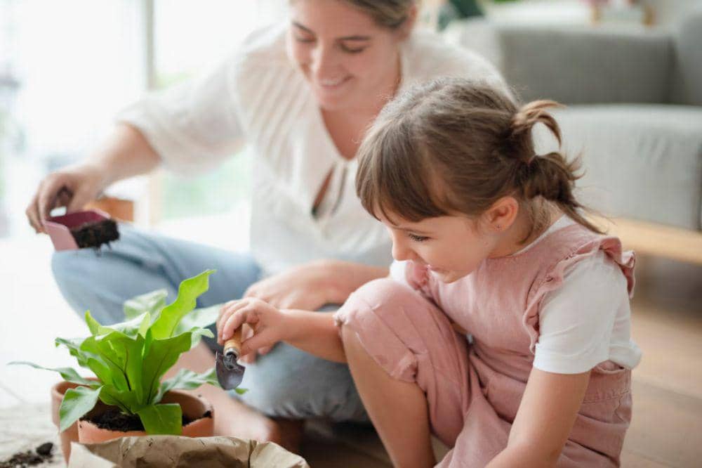 anak dan mama berkebun