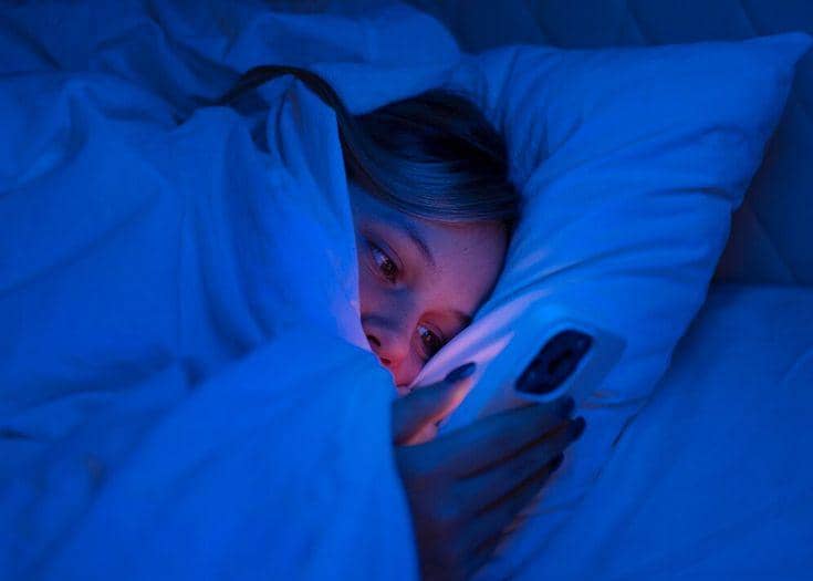 Begadang Buat Doomscrolling? Hati-Hati Kualitas Sel Telur Menurun