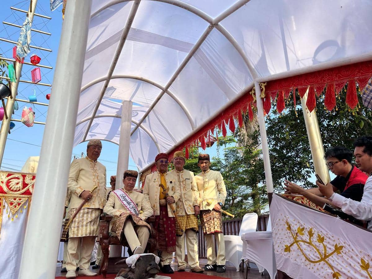 Ini Makna Injak Kepala Kerbau dalam Adat Lampung yang Dilakukan Jokowi