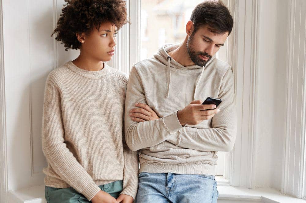 7 Ciri Pasangan Selingkuh dengan Mengganti Nama Kontak Selingkuhan