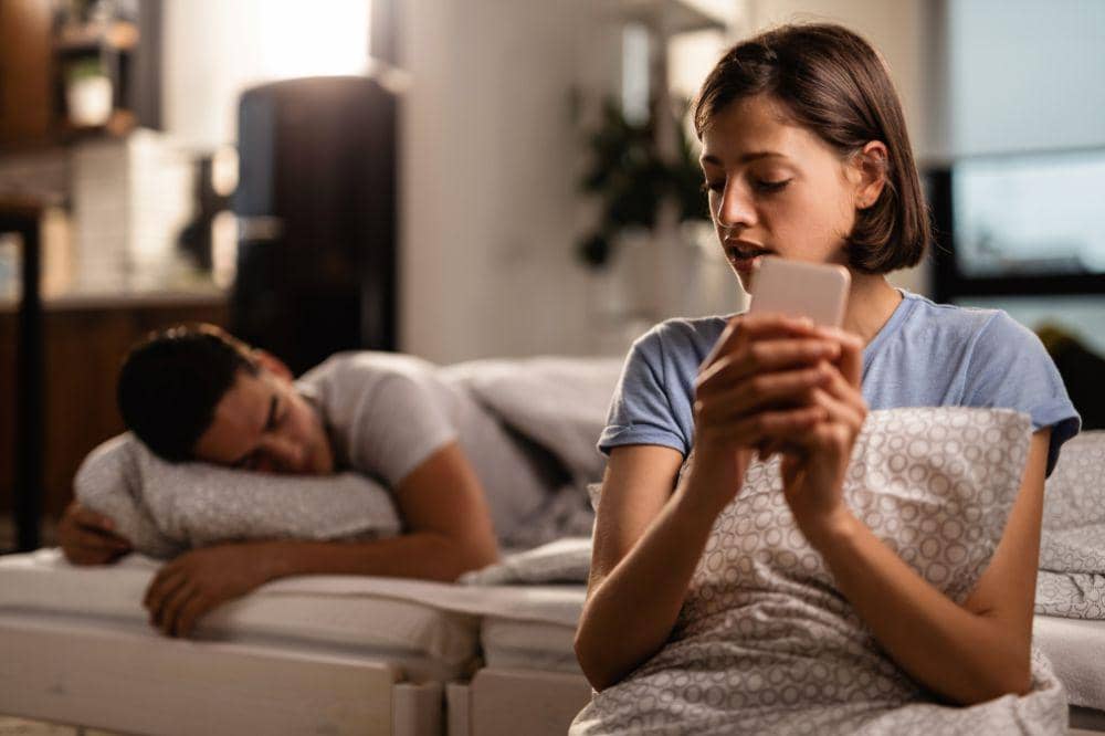 7 Ciri Pasangan Selingkuh dengan Mengganti Nama Kontak Selingkuhan