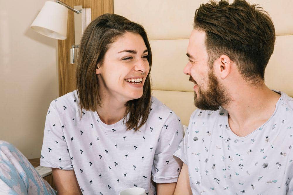 7 Tantangan Memiliki Pasangan dengan Jokes Garing, Ada yang Relate?