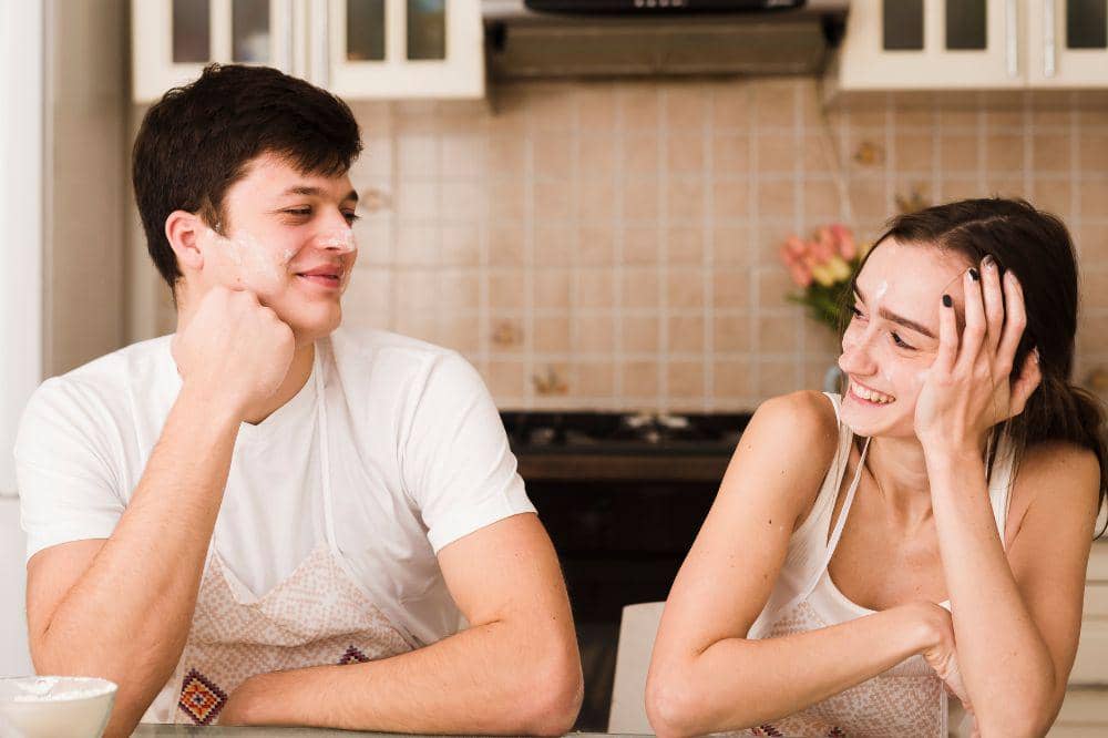 7 Tantangan Memiliki Pasangan dengan Jokes Garing
