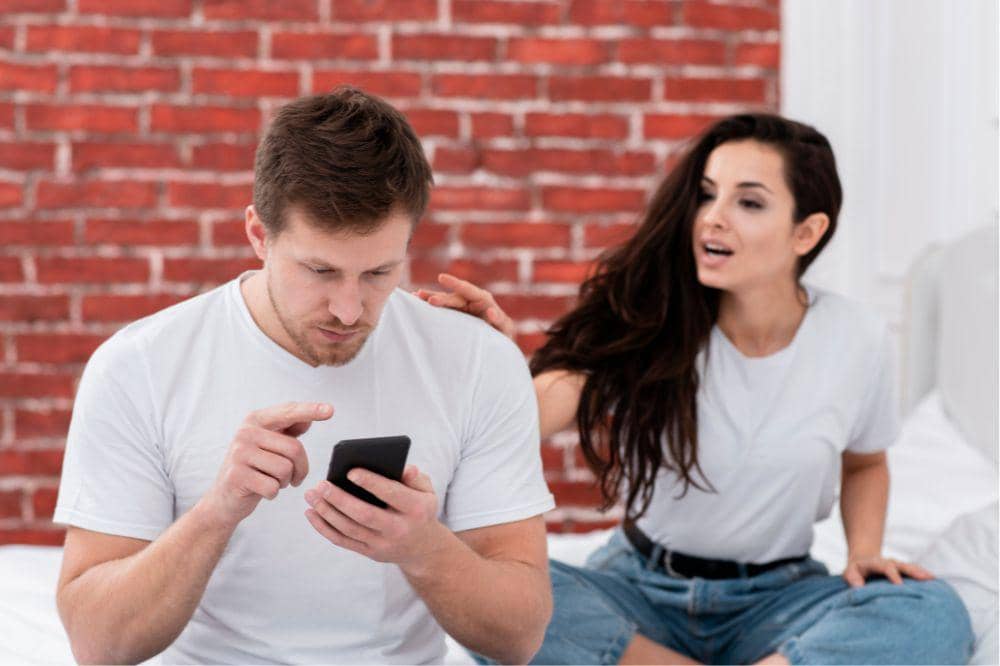 7 Ciri Pasangan Selingkuh dengan Mengganti Nama Kontak Selingkuhan
