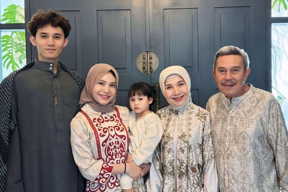 rossa bersama anak dan orangtuanya