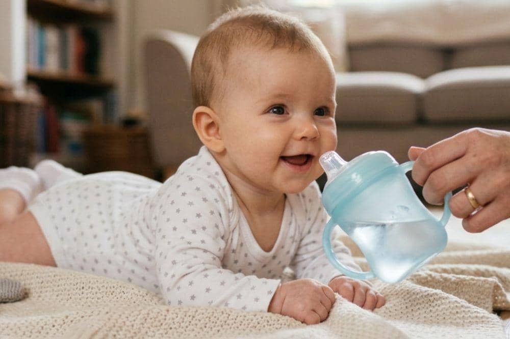 Jangan beri air putih pada bayi sebelum usia 6 bulan