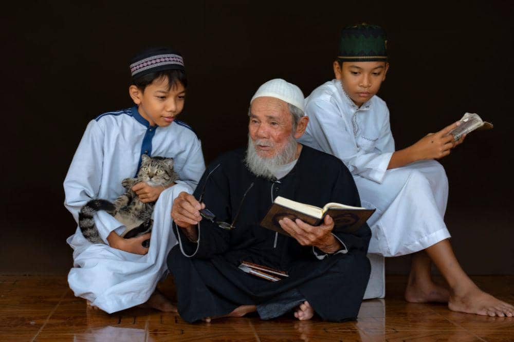 Cara berbicara yang baik kepada anak menurut Islam adalah dengan menjadi teladan