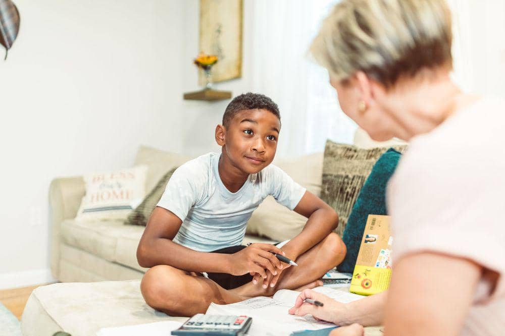 Cara menegur anak yang ketahuan merokok adalah dengan dengarkan penjelasan anak