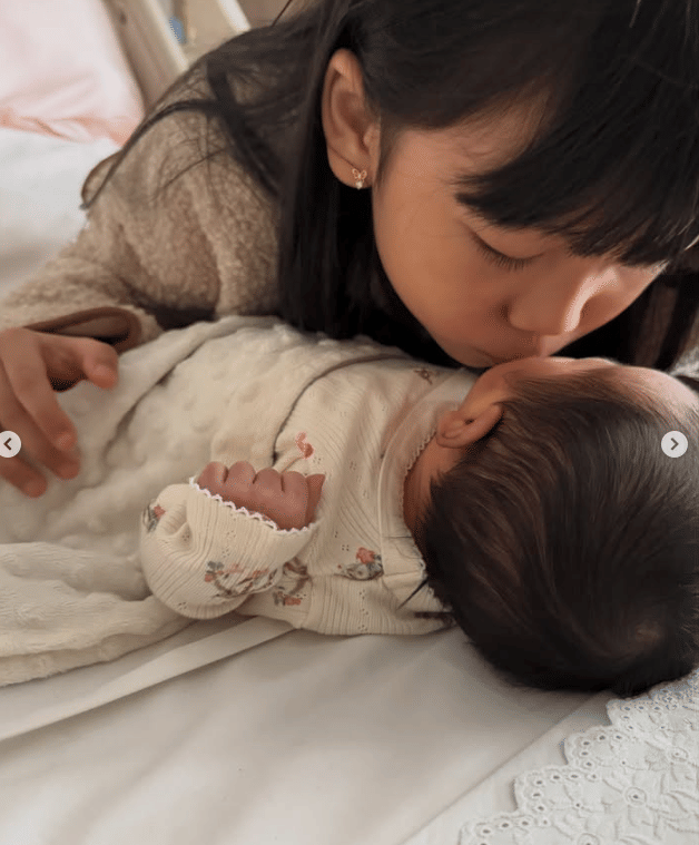 Clara Devi melahirkan anak kedua