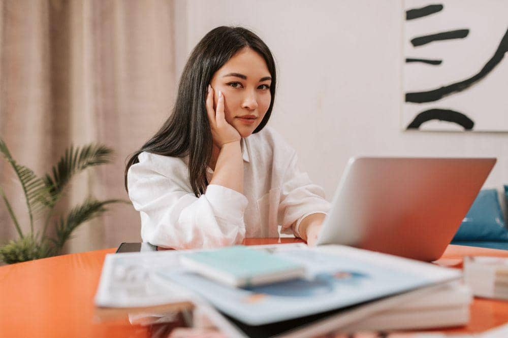 Mengenal Lady Girl Job, Tren Kerja Santai Minim Stres Idaman Para Gen Z