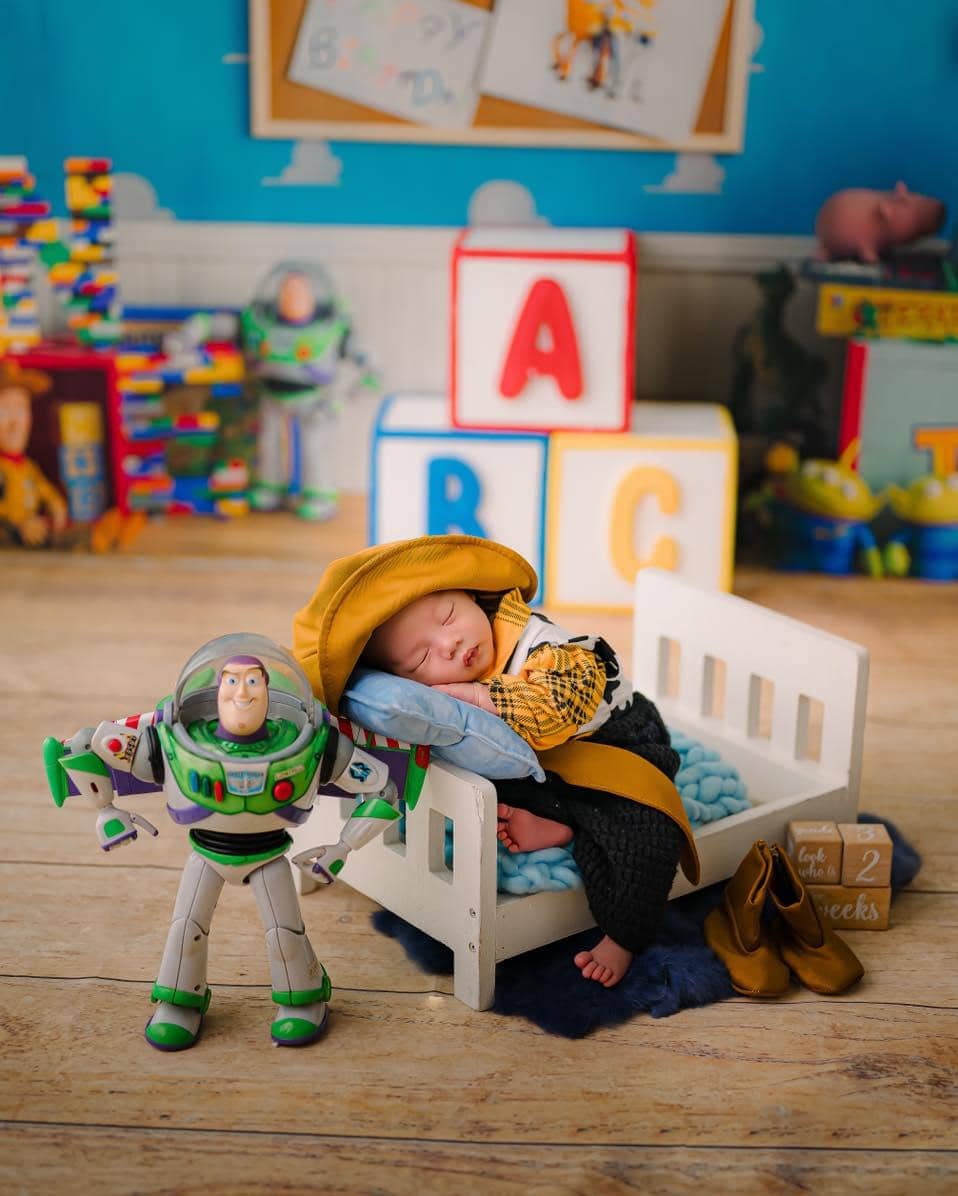 Buzz Lightyear setia menjaga si Kecil yang tertidur pulas