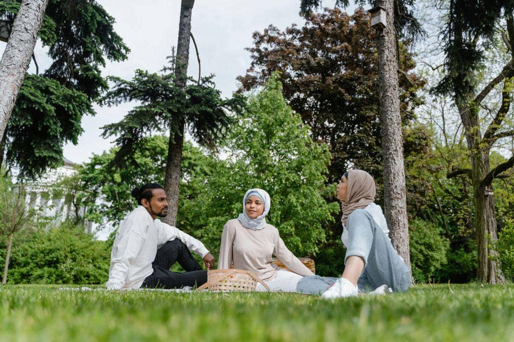 Cara berbicara yang baik kepada anak menurut Islam adalah dengan memanggil anak menggunakan sebutan yang baik