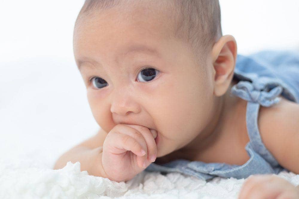 Bayi Sering Gumoh? Kenali Perbedaan Gumoh, Refluks, dan GERD