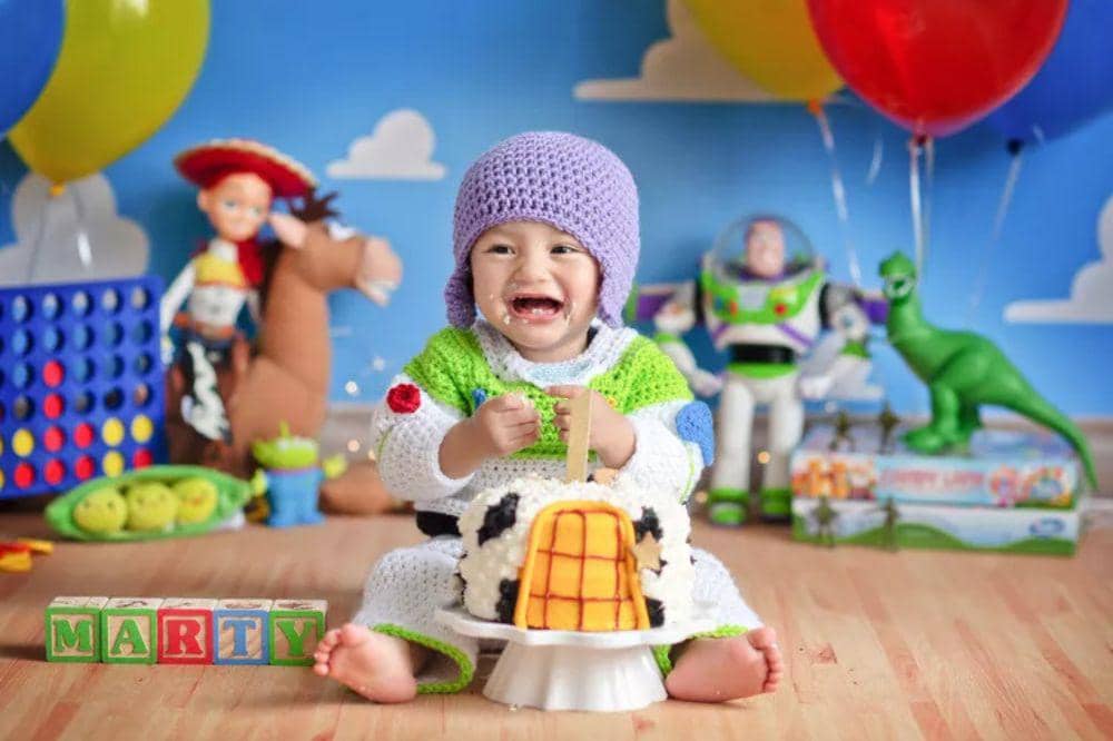 Smash cake bertema Buzz Lightyear yang penuh warna