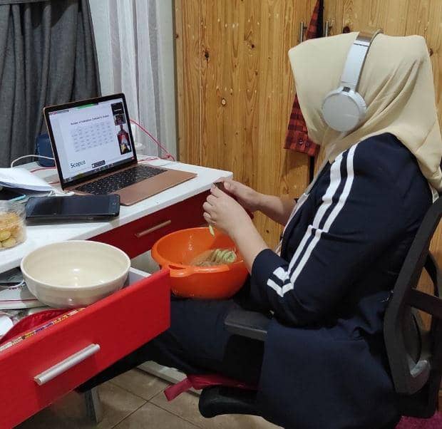 7 Meme Ibu-Ibu Multitasking, Relate dan Penuh Perjuangan