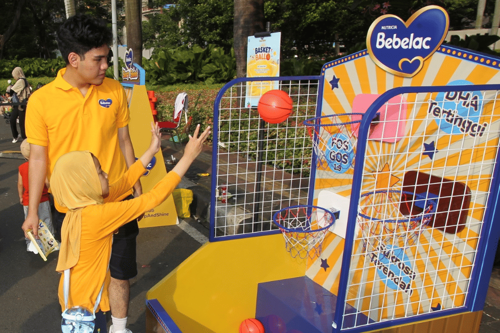 Seorang anak main basket