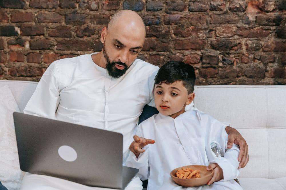 Cara berbicara yang baik kepada anak menurut Islam adalah dengan berbicara sesuai kemampuan anak