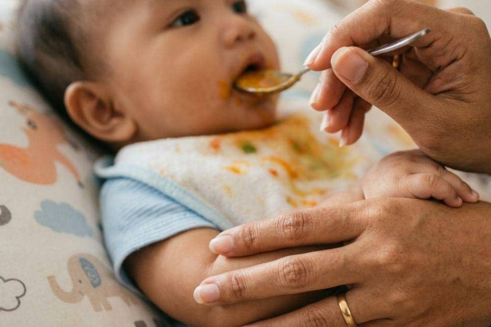 Jangan Beri Makan Bayi Sambil Tiduran, Ini Bahaya bagi Kesehatan