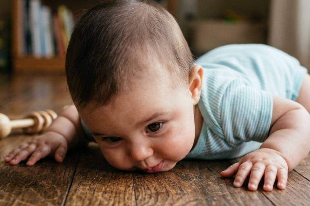 Kenapa Anak Suka Mencium dan Menjilat Lantai? 