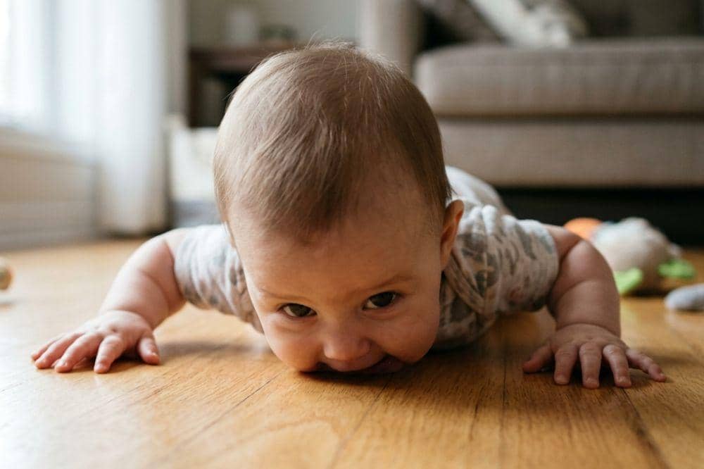 Alasan anak suka mencium dan menjilat lantai 