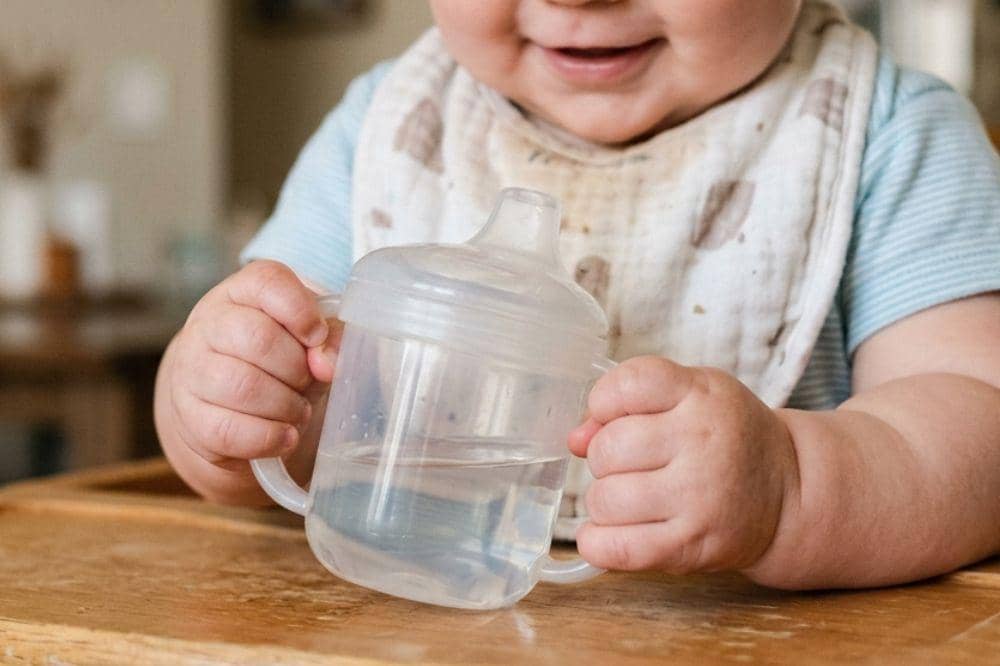 Dampak serius jika bayi terlalu banyak mengonsumsi air putih