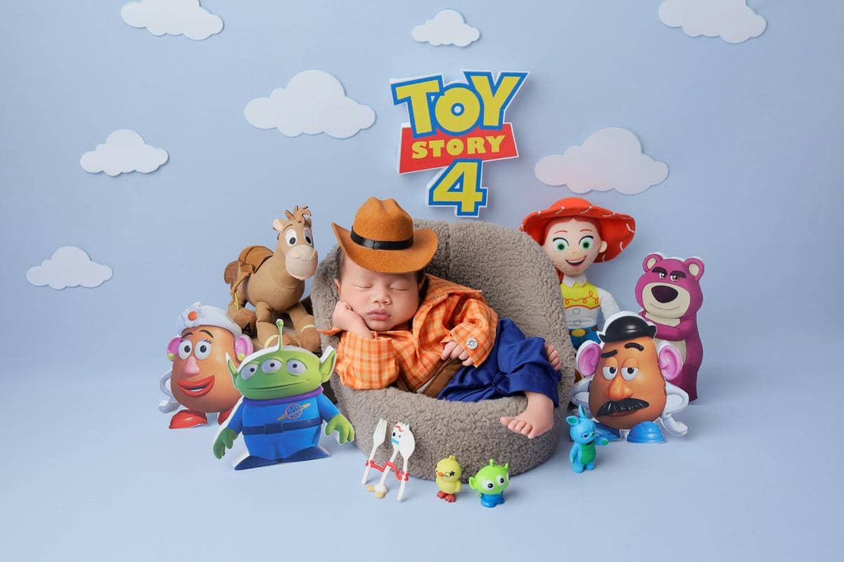Dikelilingi karakter Toy Story saat berpetualang di atas awan