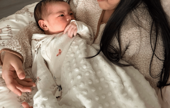 Clara Devi melahirkan anak kedua