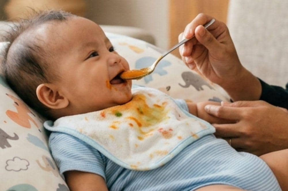 Makanan tidak boleh diberikan dalam posisi tiduran, lalu bagaimana dengan bayi yang belum bisa duduk?