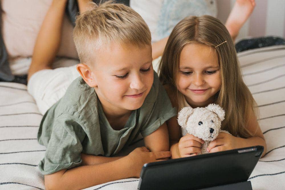 Pola hidup sehat yang harus diajarkan pada anak adalah kebiasaan bermain gadget