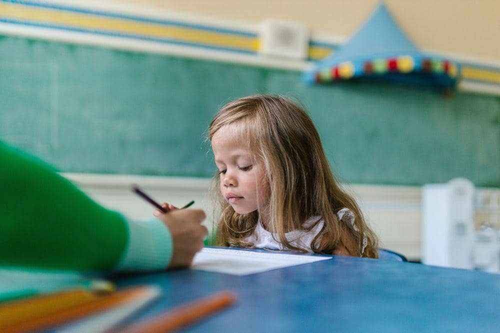 7 Tips Mengatasi Anak Cemas saat Pertama Kali Masuk Sekolah