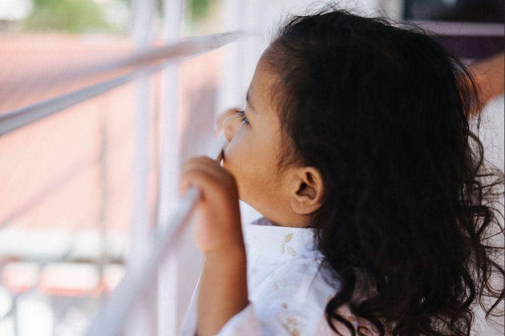 Tips mengatasi anak cemas saat pertama kali masuk sekolah adalah melihat langsung sekolahnya