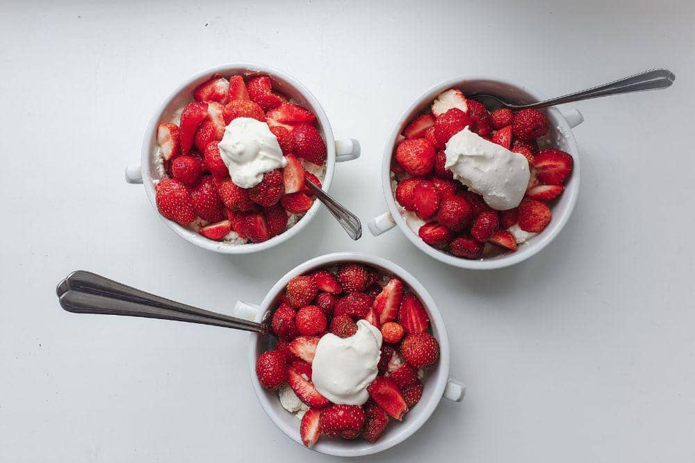Resep olahan buah stroberi salad buah saus stroberi yogurt