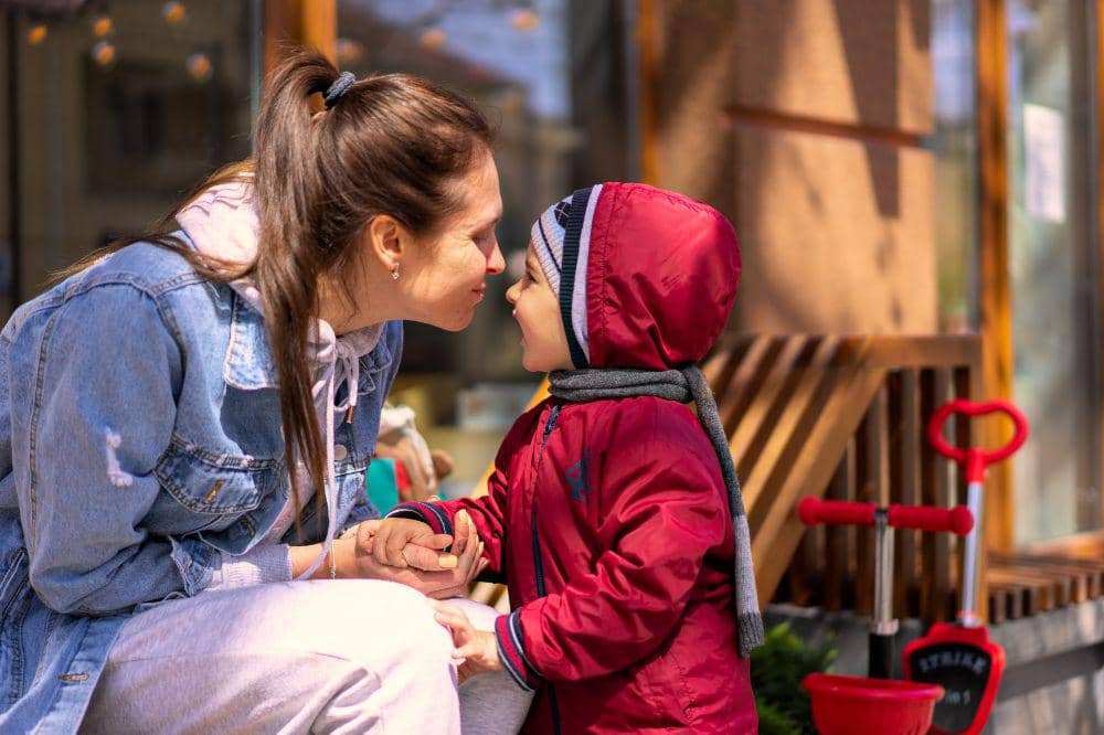 Tips mengatasi anak cemas saat pertama kali masuk sekolah dengan pamitan dengan jujur dan tegas