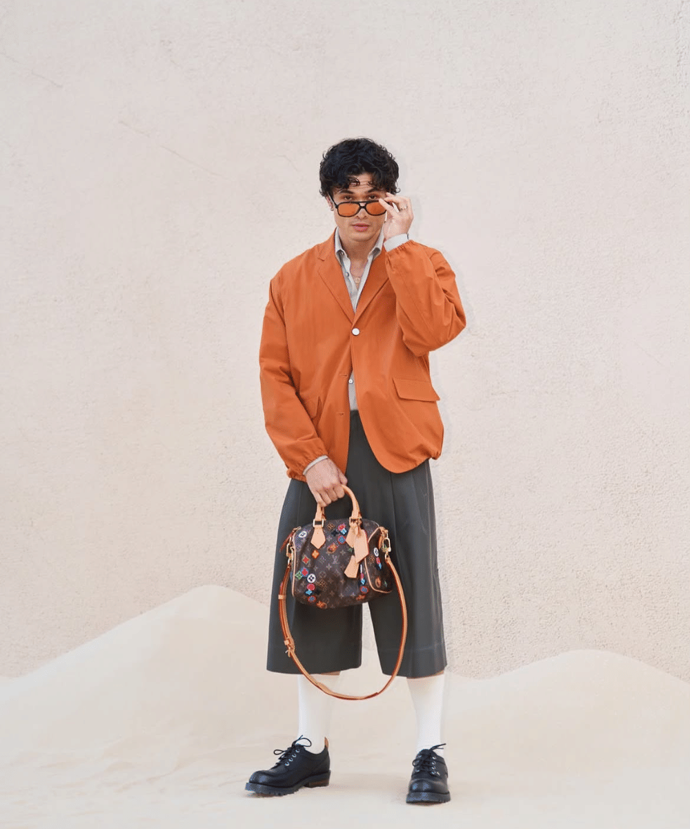 Detail outfit yang playful dan modern