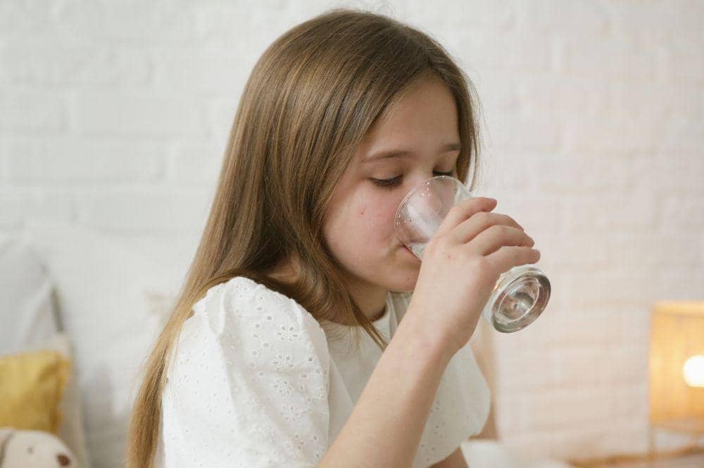 Pola hidup sehat yang harus diajarkan pada anak adalah kebiasaan minum untuk tubuh
