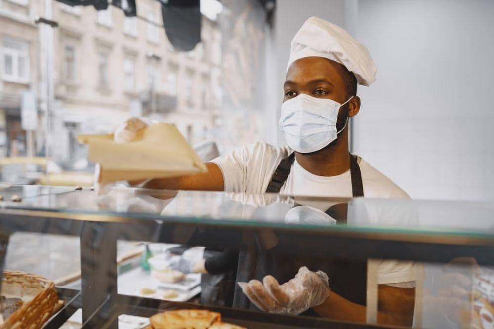 Pekerja restoran atau food service