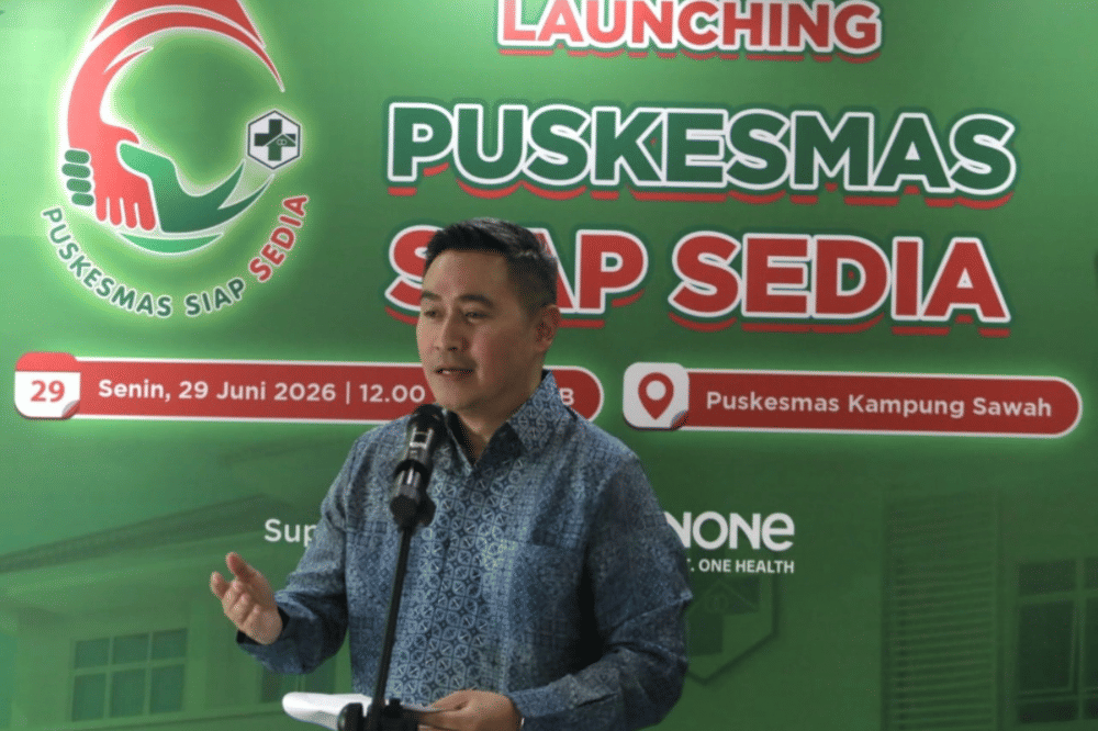 Dr. Ray memberikan sambutan di atas panggung 
