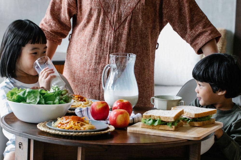 Pola hidup sehat yang harus diajarkan pada anak adalah aturan kebiasaan makan yang baik
