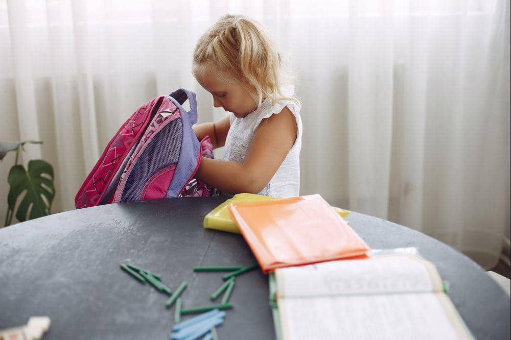 Tips mengatasi anak cemas saat pertama kali masuk sekolah dengan simulasi sekolah di rumah