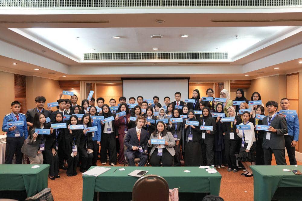 Foto bersama delegates dan Board of Dais (juri) di salah satu council