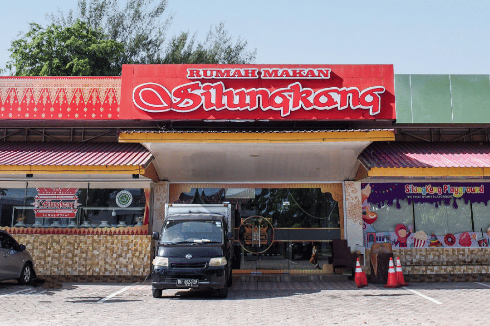 Rumah makan silungkang memiliki area makan yang luas