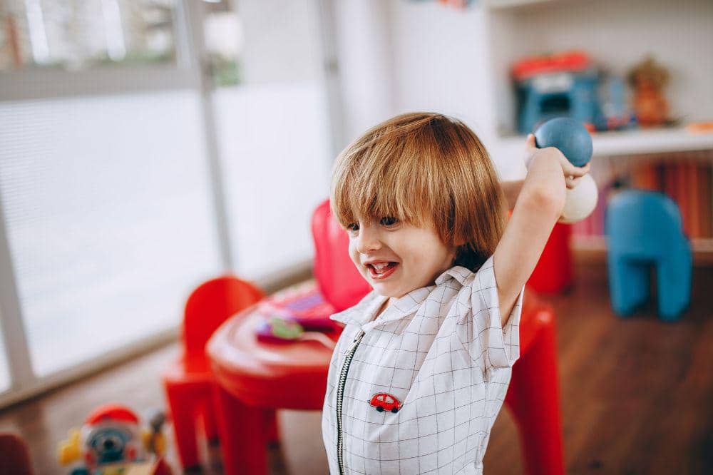 Tips mengatasi anak cemas saat pertama kali masuk sekolah adalah pastikan anak kondisi sehat