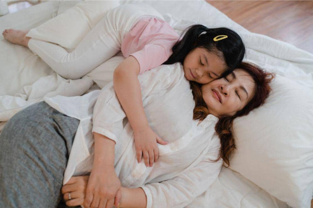 anak dan mama tertidur