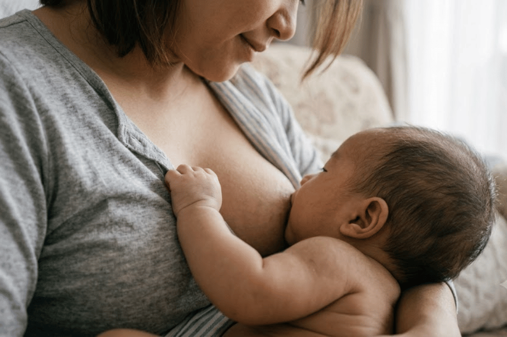 Memastikan posisi dan pelekatan bayi sudah benar