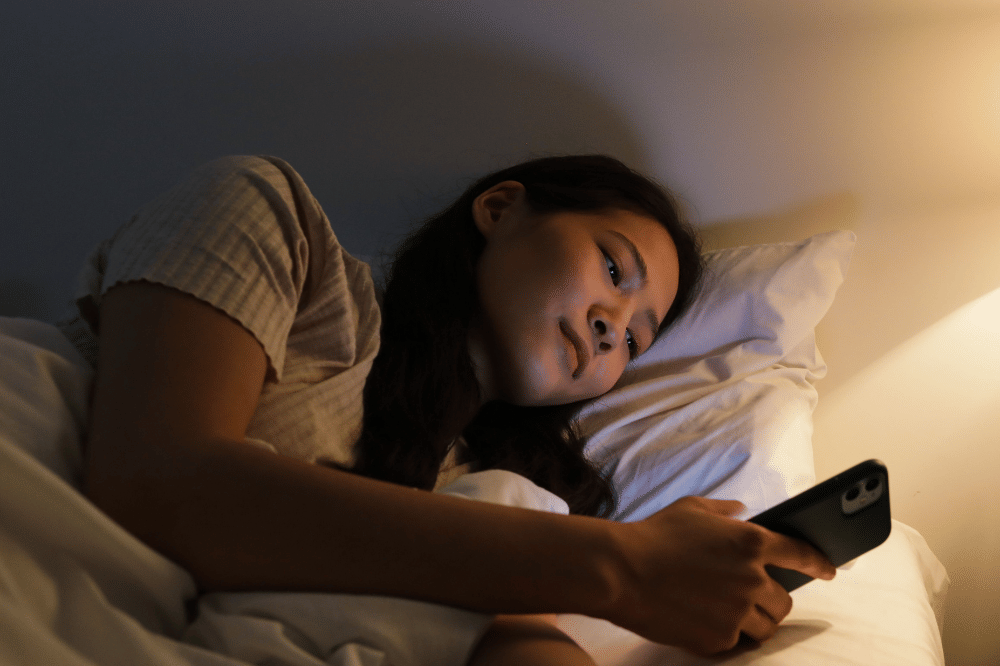 Matikan gadget 30-60 menit sebelum tidur