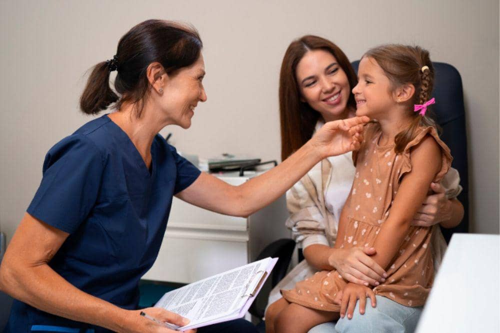 dokter memeriksa kondisi pasien anak