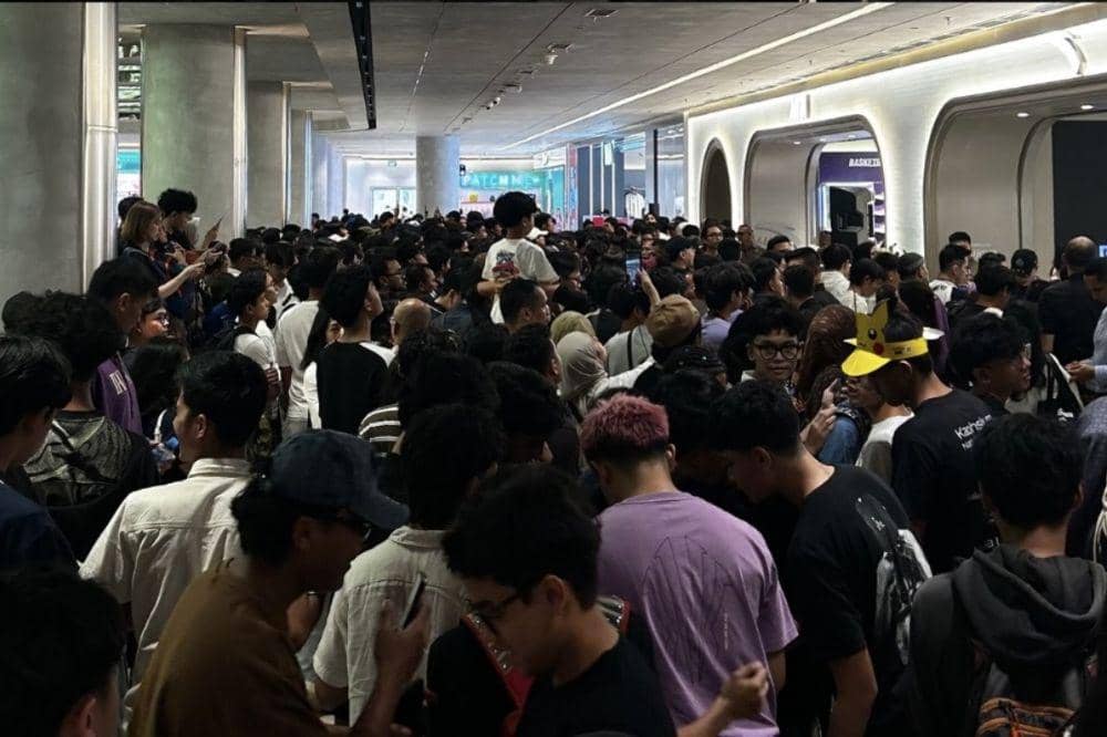 Crowd grand opening