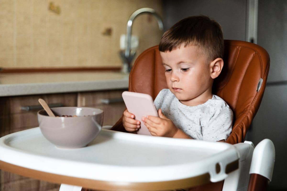 Makan sambil nonton gadget membuat anak tidak belajar menerapkan mindful eating