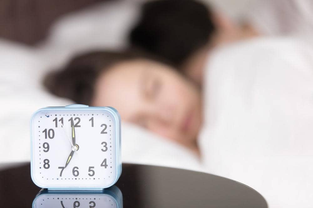penyebab anak sering bangun tengah malam karena perubahan siklus tidur yang tidak teratur